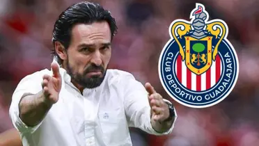 Gerardo Espinoza junto al escudo de Chivas / FOTO MEDIOTIEMPO