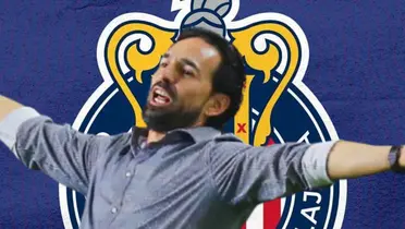 Gerardo Espinoza junto al escudo de Chivas / FOTO TNT SPORTS