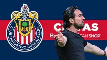 Gerardo Espinoza junto al escudo / FOTO MEDIOTEIMPO