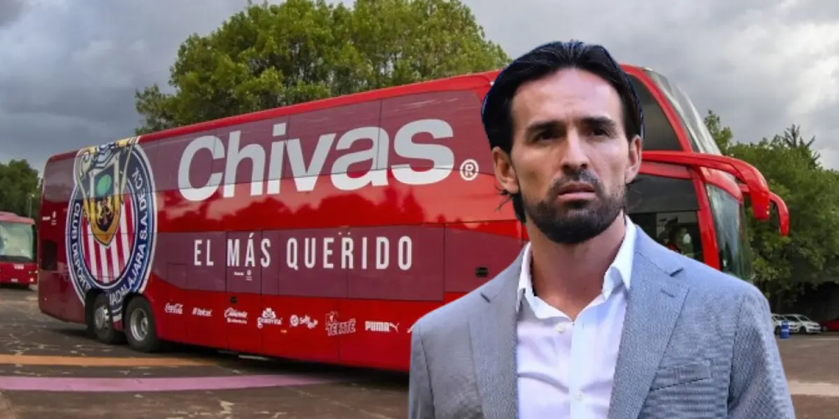 Gerardo Espinoza y autobús de Chivas/ Foto TV Azteca.