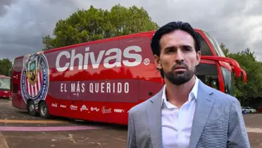 Gerardo Espinoza y autobús de Chivas/ Foto TV Azteca.