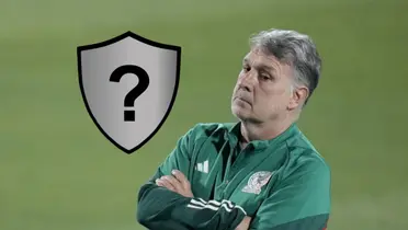 Gerardo Martino de brazos cruzados y escudo sin equipo/Foto Los Ángeles Times.