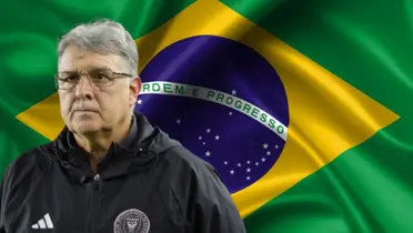 Gerardo Martino junto a la bandera de Brasil / FOTO MLS
