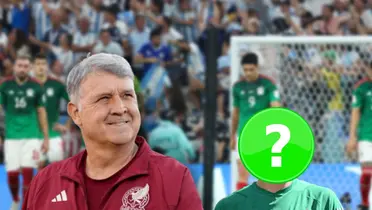 Gerardo Martino sonriente y a su lado un futbolista de la Selección Mexicana.