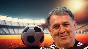 Gerardo Martino y balón de fútbol/ Foto Revista Abogacía.