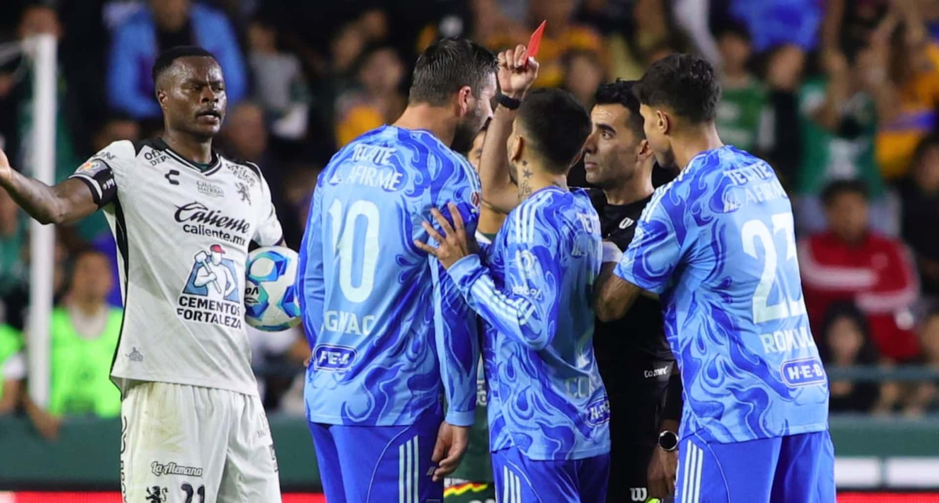 Gignac recibió la roja por primera vez desde que llegó en 2015