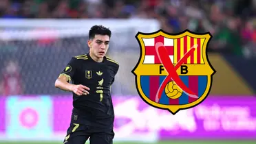 Gilberto Mora y escudo del Barcelona con cruz roja/Foto Imago 7.