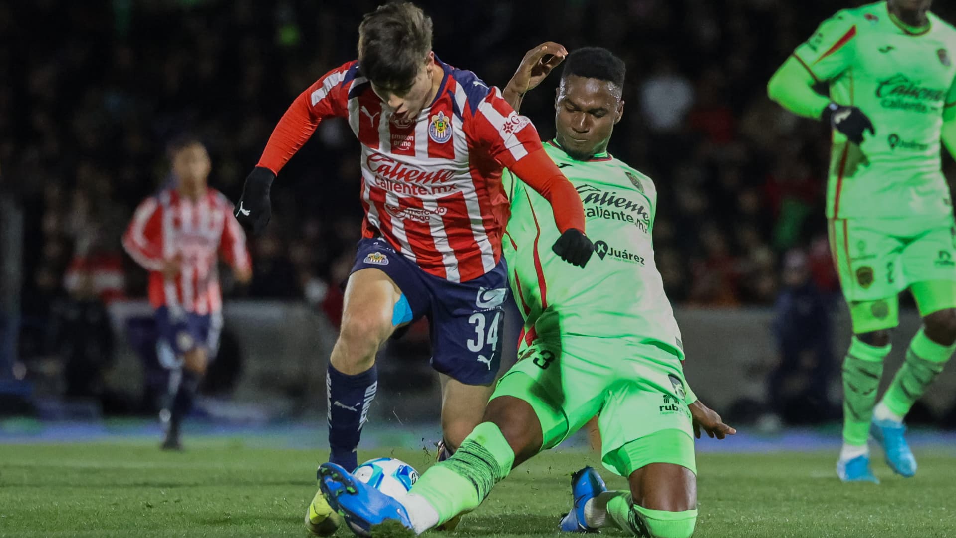 González era derribado en el área por Murillo (MexSport).