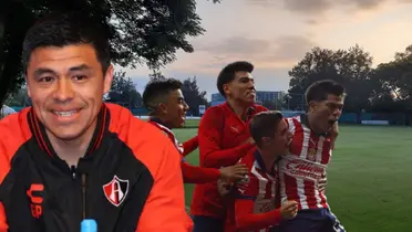 Gonzalo Pineda junto a futbolistas de Chivas / FOTO IMAGO 7