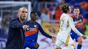 Guido Pizarro dando instrucciones y jugadores disputando balón/ Foto CONCACAF.