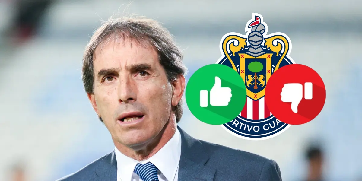 Guillermo Almada, escudo de Chivas y símbolos a su lado/ Foto José Juan Vázquez.