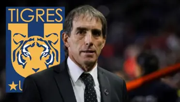 Guillermo Almada junto al escudo de Tigres / FOTO RÉCORD