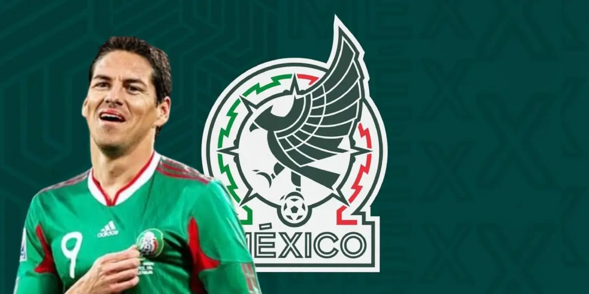 Guillermo Franco junto al escudo del Tri / FOTO MUNDO DEPORTIVO