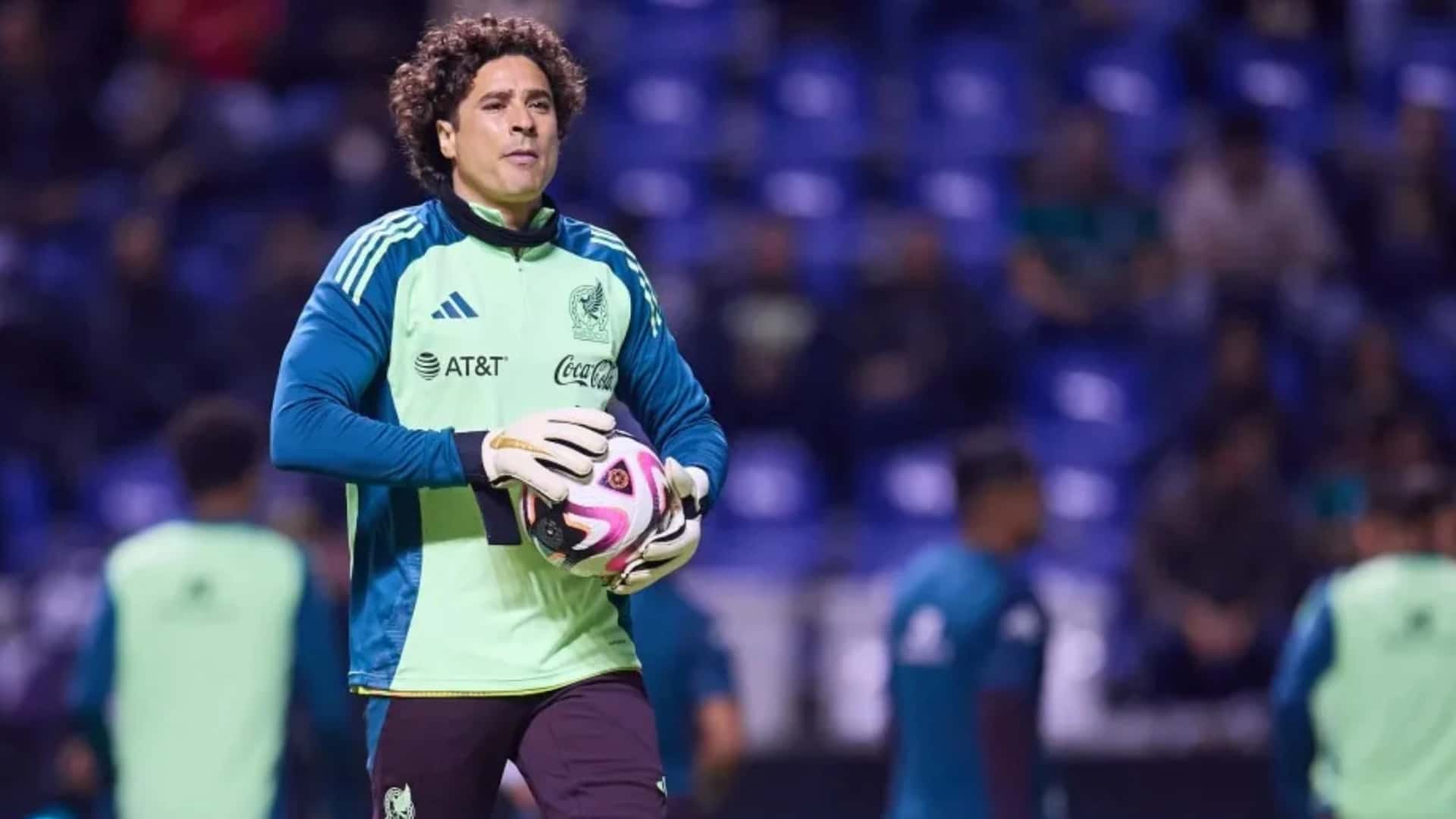 Guillermo Ochoa durante el calentamiento previo a un partido con la selección mexicana