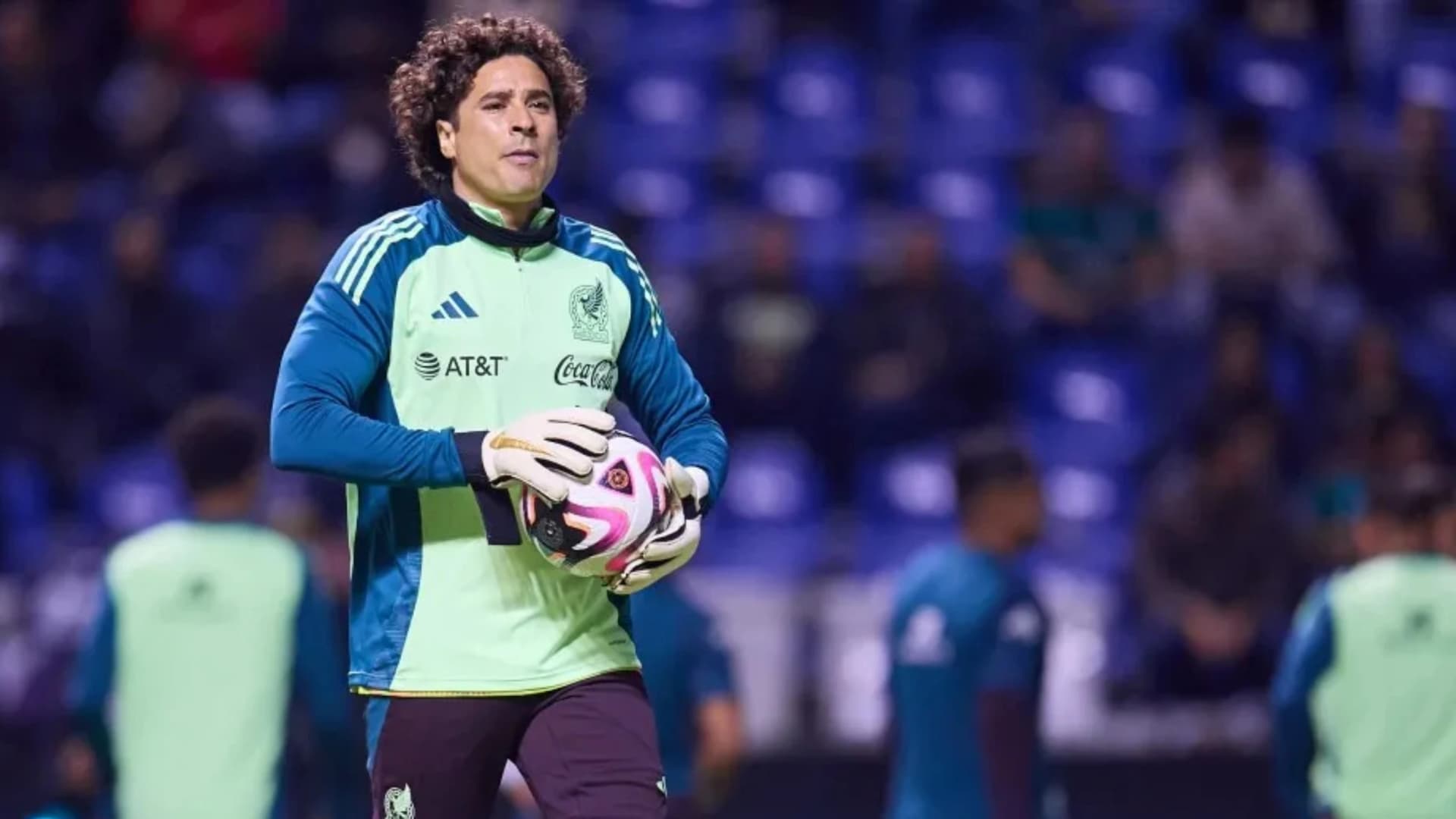 Guillermo Ochoa durante el calentamiento previo a un partido con la selección mexicana