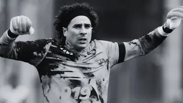 Guillermo Ochoa en calentamiento con la Salernitana. Foto: Salernitana