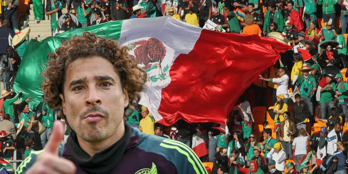 Guillermo Ochoa junto a la bandera de México / FOTO EXPANSIÓN