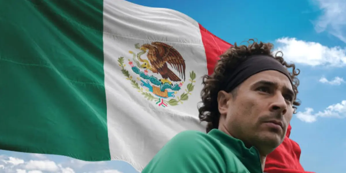 Guillermo Ochoa junto a la bandera de México / FOTO RÉCORD