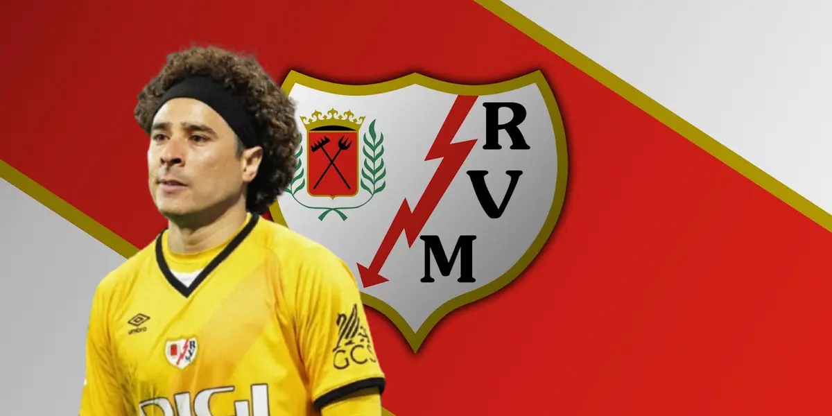 Guillermo Ochoa junto al escudo del Rayo Vallecano / FOTO X