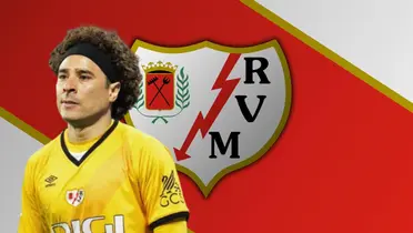 Guillermo Ochoa junto al escudo del Rayo Vallecano / FOTO X