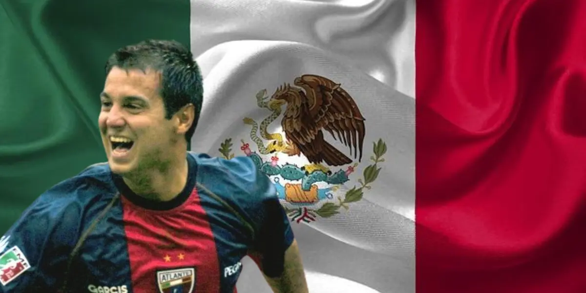 Gustavo Biscayzacú junto a la bandera de México / FOTO EL SIGLO DE TORREÓN