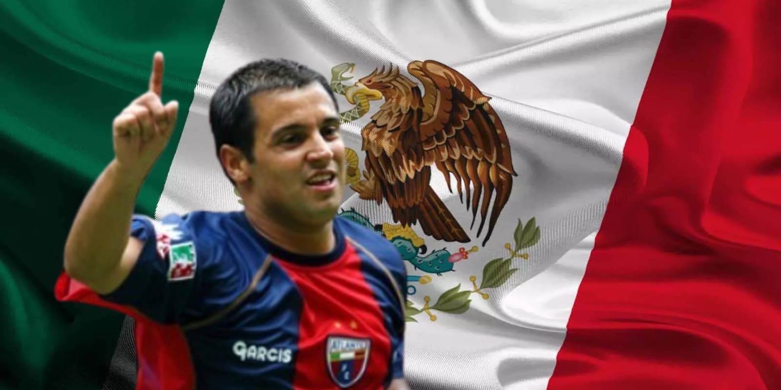 Gustavo Biscayzacú junto a la bandera de México / FOTO MEDIOTIEMPO