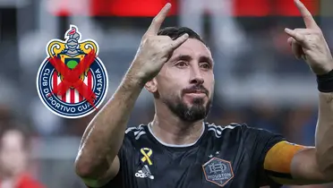 Héctor Herrera y escudo de Chivas con cruz roja en medio/ Foto Fútbol Total.