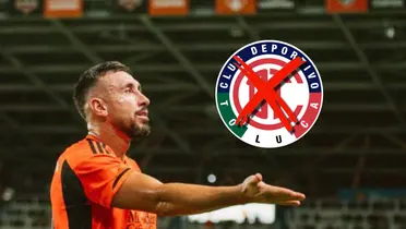 Héctor Herrera y escudo del Toluca con cruz en medio/ Foto Vanguardia MX.