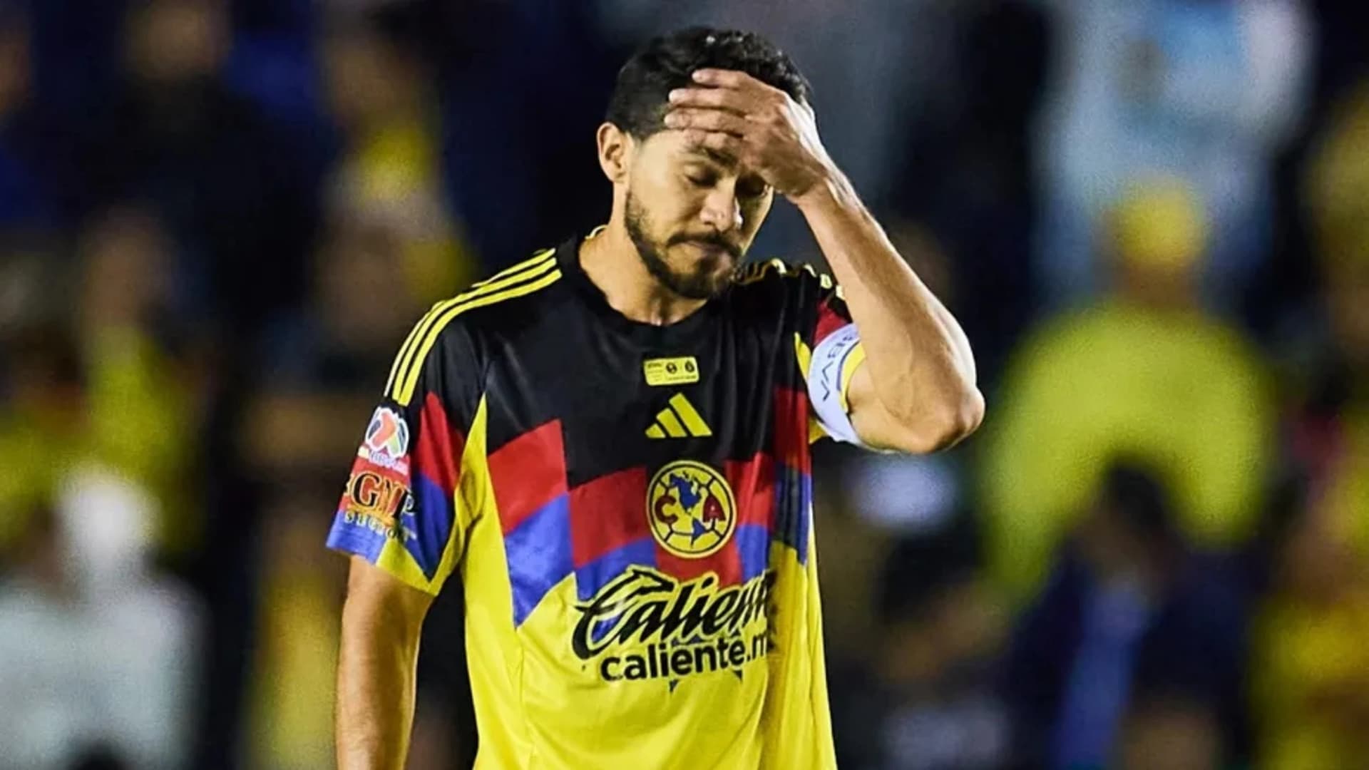 Henry Martín lamentándose en un cotejo del Club América