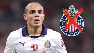 Hugo Camberos junto al escudo de Chivas / FOTO X