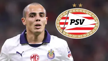 Hugo Camberos junto al escudo del PSV Eindhoven / FOTO LA OPINIÓN
