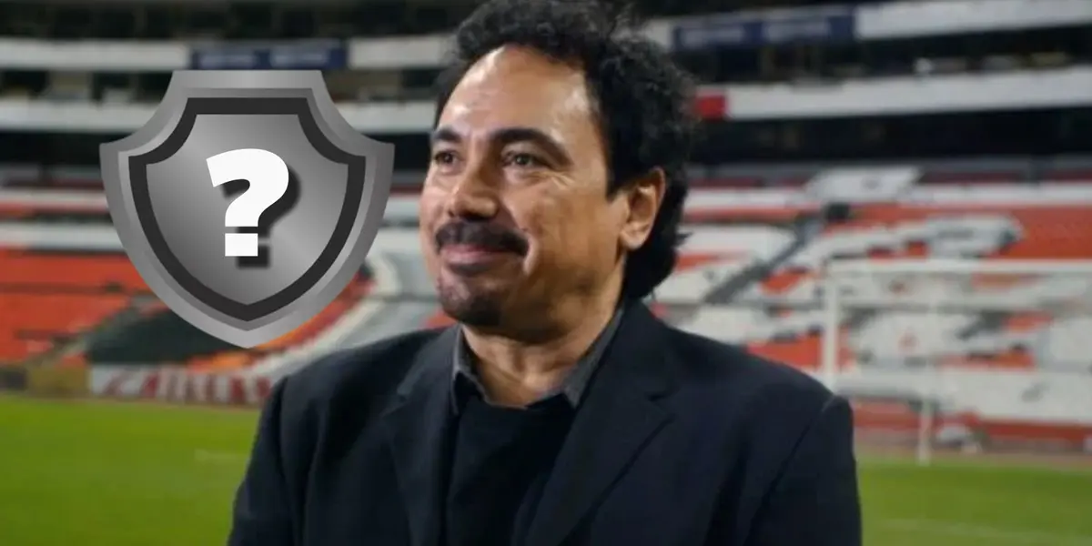 Hugo Sánchez junto a escudo incógnito de fútbol / FOTO FORBES MÉXICO