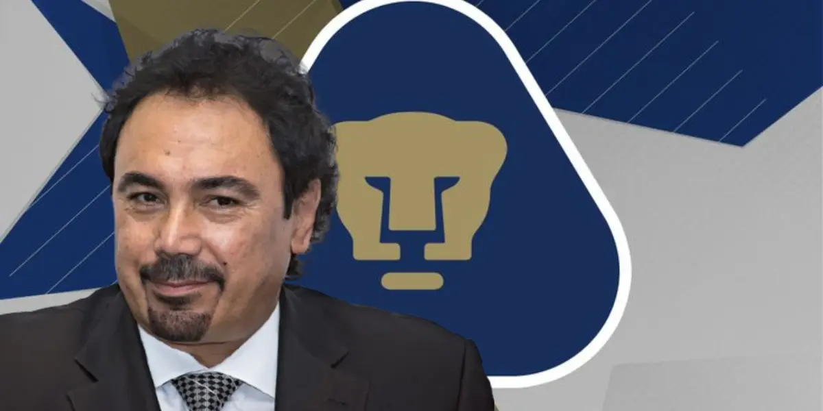 Hugo Sánchez junto al escudo de Pumas / FOTO MEDIOTIEMPO