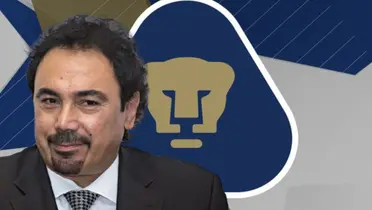 Hugo Sánchez junto al escudo de Pumas / FOTO MEDIOTIEMPO