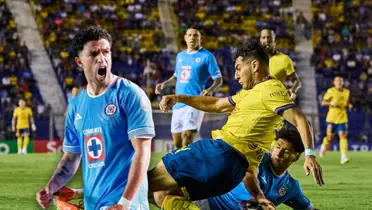 Ignacio Rivero y futbolistas disputando balón/ Foto Marca.
