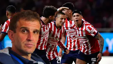 Iván Alonso junto a futbolistas de Chivas / FOTO GETTY IMAGES