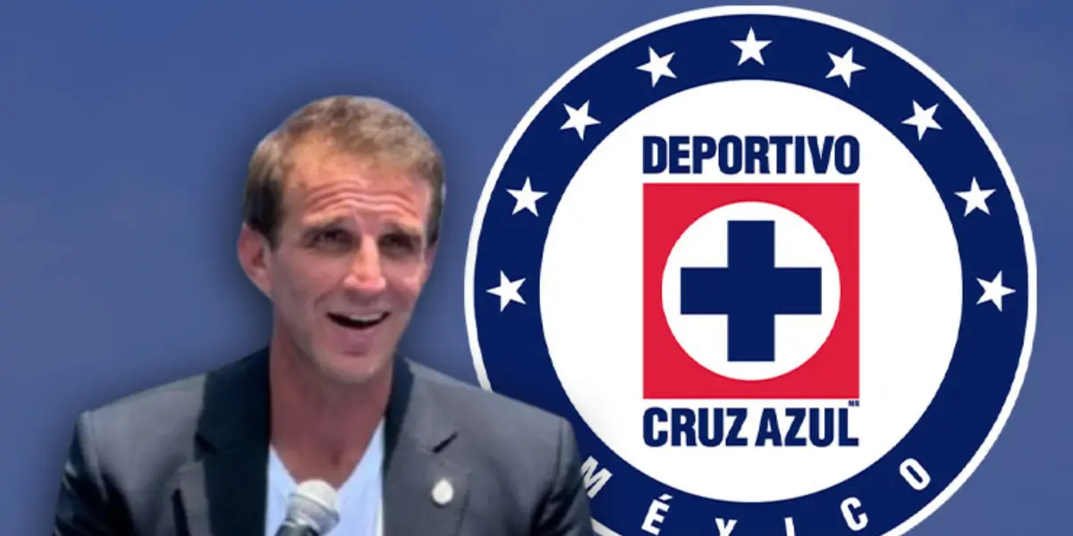 Iván Alonso usando micrófono y escudo de Cruz Azul/Foto Rayados.