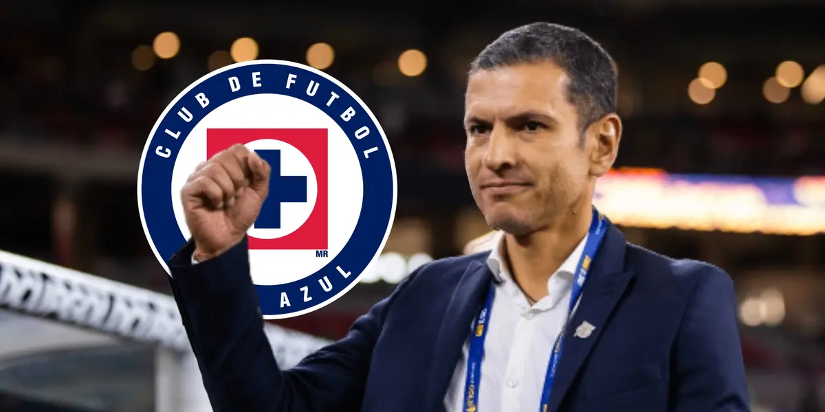 Jaime Lozano con puño arriba y escudo de Cruz Azul/Foto Milenio.