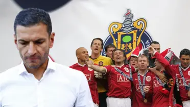 Jaime Lozano junto a futbolistas del Manchester United / FOTO YAHOO NOTICIAS