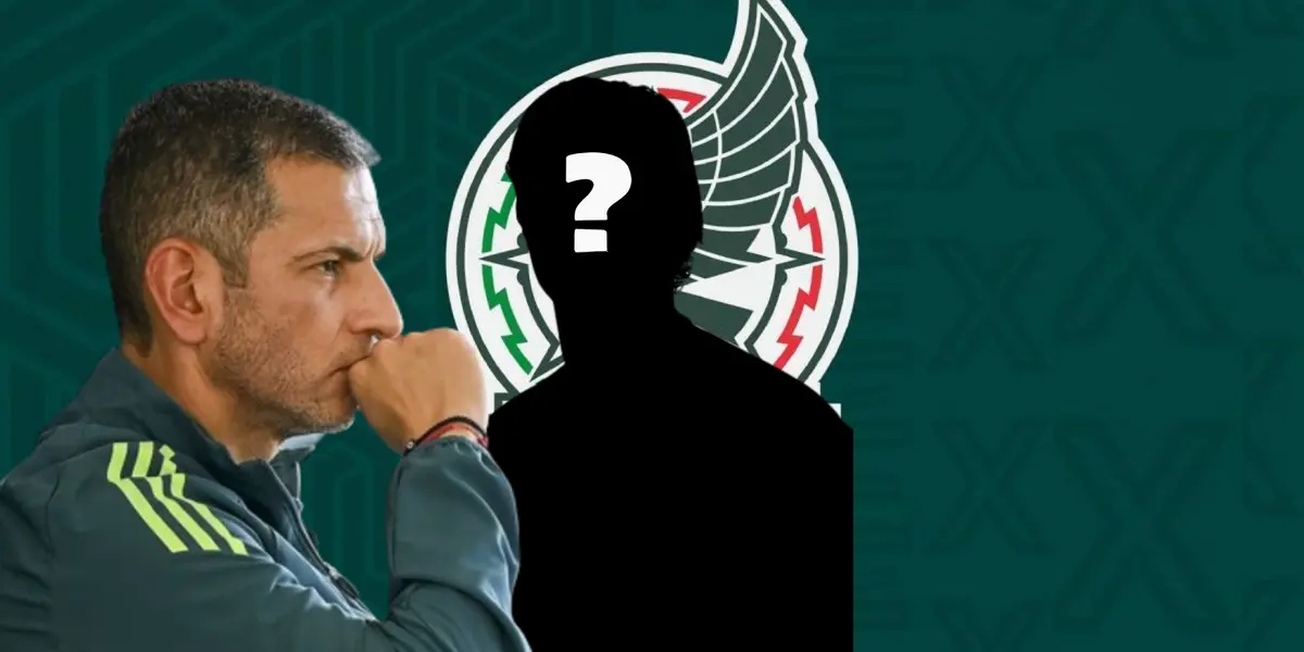 Jaime Lozano junto a jugador incógnito junto a escudo del Tri / FOTO X