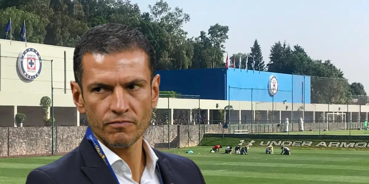 Jaime Lozano junto a las instalaciones de Cruz Azul / FOTO DIARIO LA PRENSA