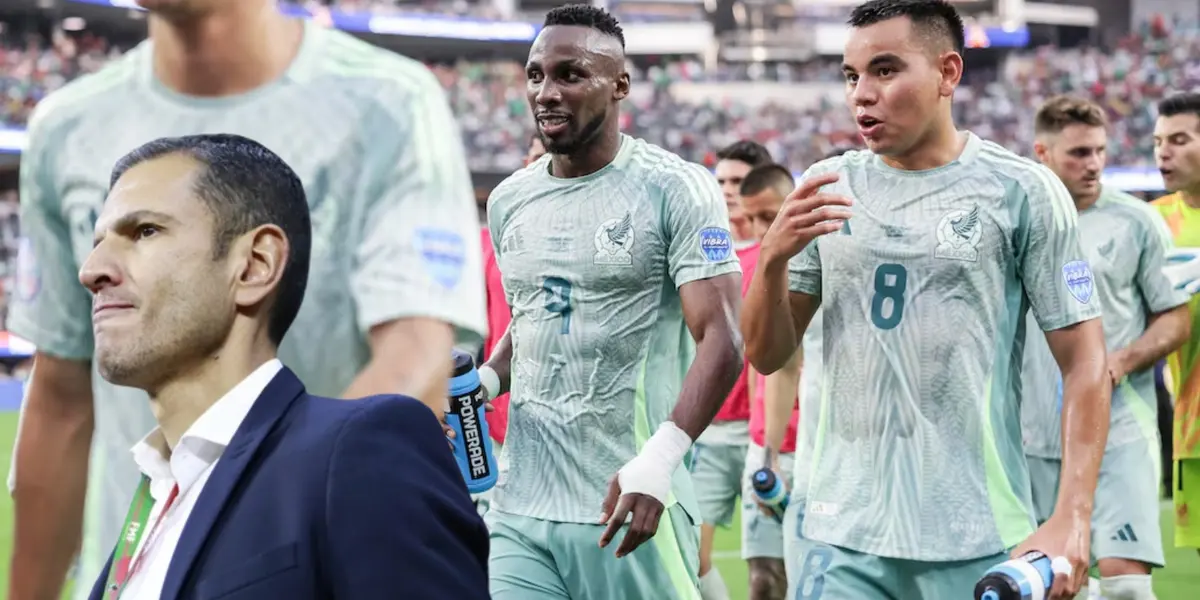 Jaime Lozano junto a los jugadores del Tri / FOTO EFE