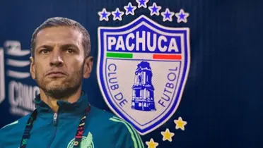 Jaime Lozano junto al escudo de Pachuca / FOTO TV AZTECA