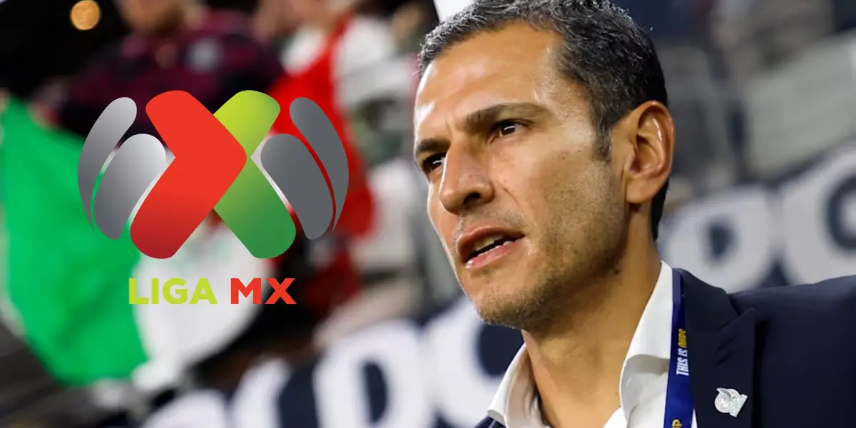 Jaime Lozano junto al logo de la Liga MX / FOTO OLYMPICS