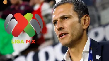 Jaime Lozano junto al logo de la Liga MX / FOTO OLYMPICS