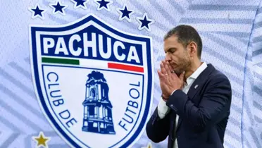 Jaime Lozano y escudo del Pachuca/ Foto Soy Fútbol.