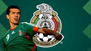 Jared Borgetti junto al escudo de la Selección Mexicana / FOTO CHICANO TRIBUNE