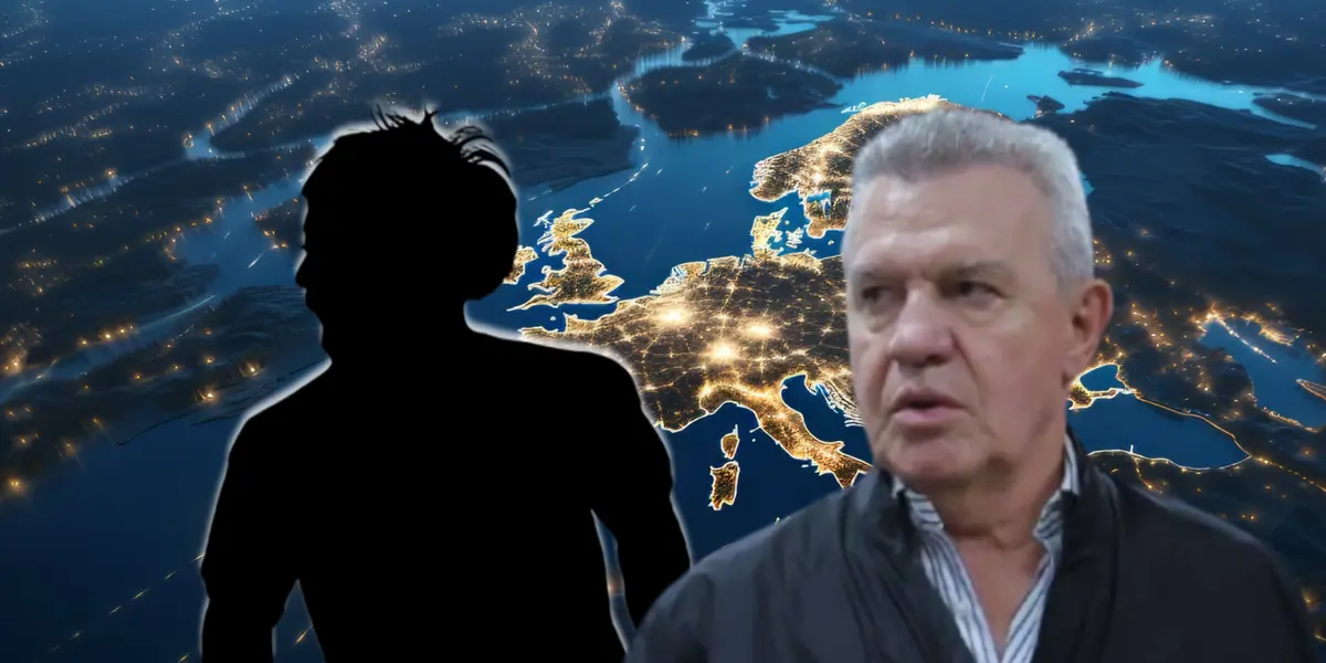 Javier Aguirre junto a futbolista incógnito / FOTO JUAN FÚTBOL