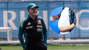 Javier Aguirre y hombre señalando su estómago/Foto Diario AS.