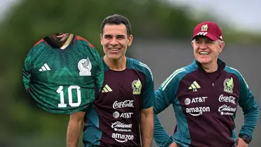 Javier Aguirre y Rafael Márquez sonrientes, jugador recortado a su lado/Foto Récord.
